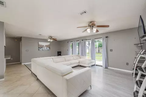 203 W Walker Cir, Crestview, FL 32539 photo 4
