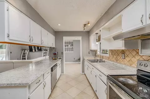 203 W Walker Cir, Crestview, FL 32539 photo 9