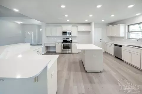 Kitchen - 5704 Old Stone Blvd, Milton, FL 32570 photo 3 of 5