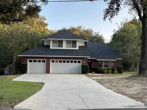 5735 Whispering Woods Dr, Pace, FL 32571