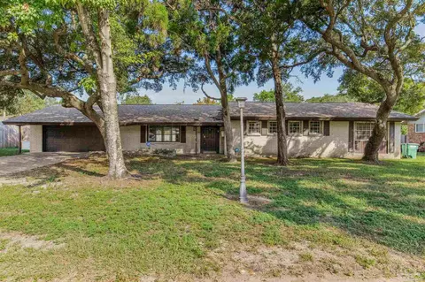 208 Palmetto Rd, Gulf Breeze, FL 32561