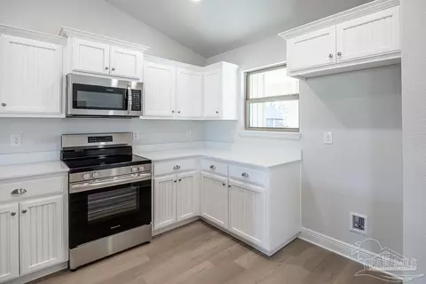 Kitchen - 5980 Parsonage Cir, Milton, FL 32570 photo 5 of 6