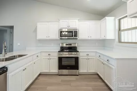 Kitchen - 5980 Parsonage Cir, Milton, FL 32570 photo 4 of 6