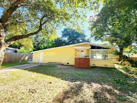 20 De Luna Dr, Pensacola, FL 32506