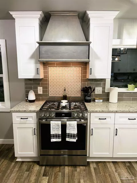 Kitchen - 6151 Old Pollard Rd, Jay, FL 32565 photo 7 of 8