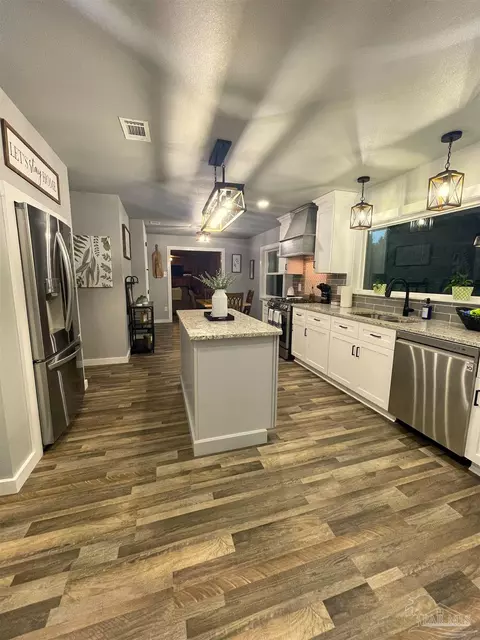 Kitchen - 6151 Old Pollard Rd, Jay, FL 32565 photo 4 of 8