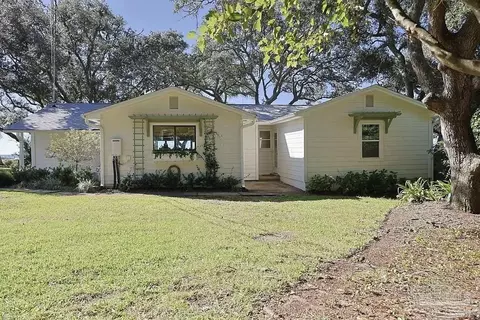 103 Malaga St, Gulf Breeze, FL 32561