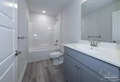 Bath - 5675 Old Stone Blvd, Milton, FL 32570 photo 2 of 6