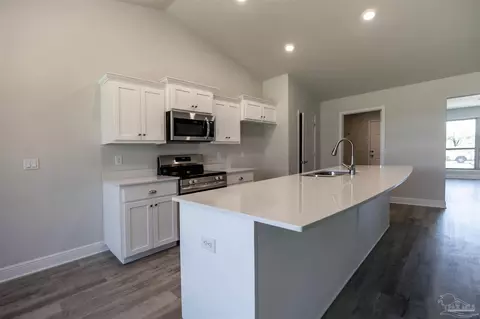 Kitchen - 6487 Benelli Dr, Milton, FL 32570 photo 4 of 7