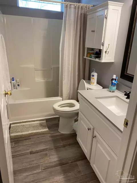 Bath - 7764 Rustling Pines Dr, Milton, FL 32583 photo 3 of 3