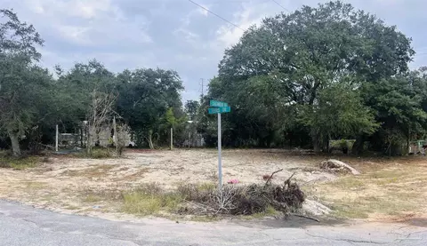 2912 Sherwood Dr, Navarre, FL 32566