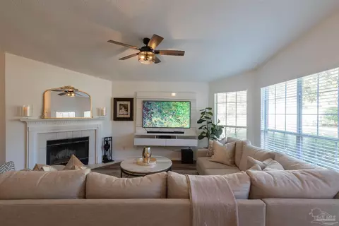 Living - 5710 Callandar Pl, Milton, FL 32583 photo 2 of 4