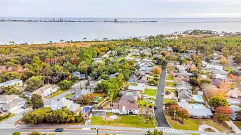 501 Shoreline Dr, Gulf Breeze, FL 32561