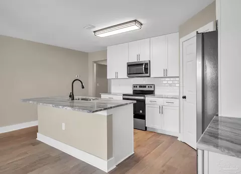 Kitchen - 4725 Integrity Ct, Milton, FL 32570 photo 3 of 4