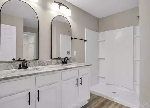 Bath - 4725 Integrity Ct, Milton, FL 32570 photo 2 of 6
