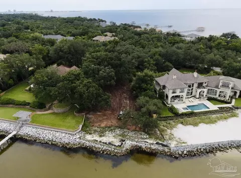 720 Peakes Point Dr, Gulf Breeze, FL 32561