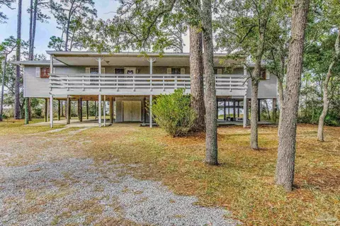 901 Dolphin Rd, Milton, FL 32583