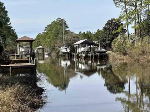 8114 Glenview Rd, Milton, FL 32583