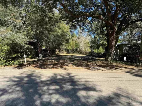 6632 Cedar St, Milton, FL 32570