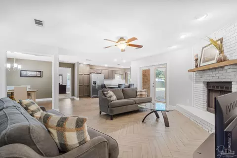 1641 Scott Ct, Gulf Breeze, FL 32563