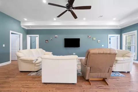 Living - 5146 Willard Norris Rd, Milton, FL 32570 photo 2 of 5