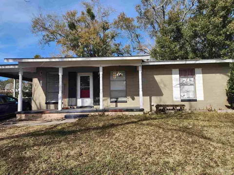 904 Lagoon Dr, Pensacola, FL 32505