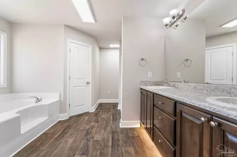 Bath - 2674 Grandaddy Ln, Jay, FL 32565 photo 2 of 6