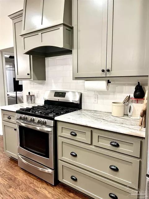 Kitchen - 3133 Stefani Rd, Cantonment, FL 32533 photo 2 of 7