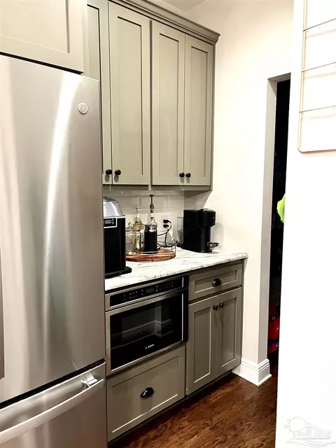 Kitchen - 3133 Stefani Rd, Cantonment, FL 32533 photo 3 of 7
