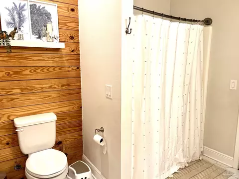 Bath - 3133 Stefani Rd, Cantonment, FL 32533 photo 9 of 11