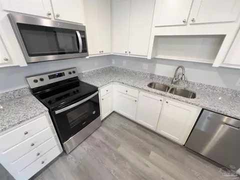 Kitchen - 9562 Permenter Rd, Milton, FL 32583 photo 2 of 3
