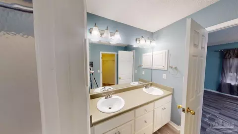Bath - 6002 Ridgeview Dr, Milton, FL 32570 photo 2 of 4