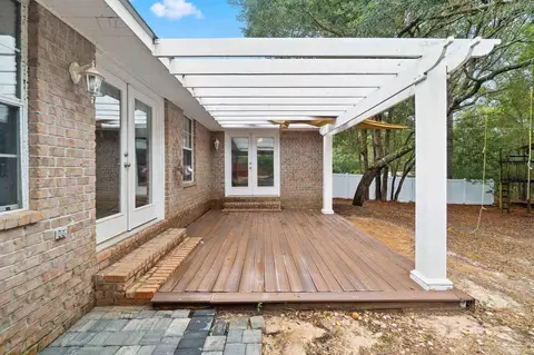 Exterior - 6002 Ridgeview Dr, Milton, FL 32570 photo 4 of 10