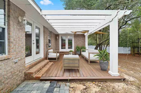 Exterior - 6002 Ridgeview Dr, Milton, FL 32570 photo 5 of 10