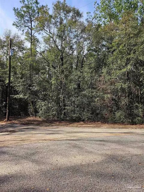 5615 Forest Hills Ln, Milton, FL 32570