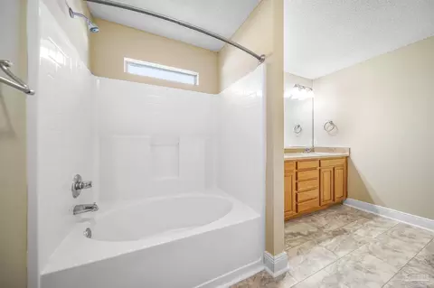 Bath - 6724 Joy St, Milton, FL 32583 photo 2 of 5