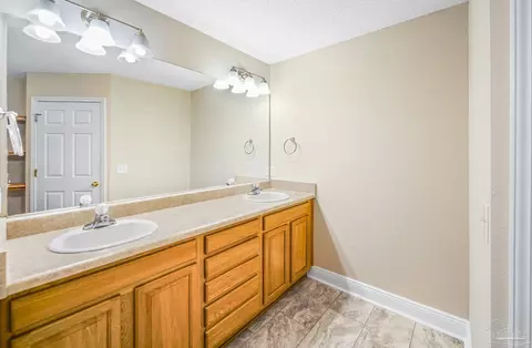 Bath - 6724 Joy St, Milton, FL 32583 photo 1 of 5