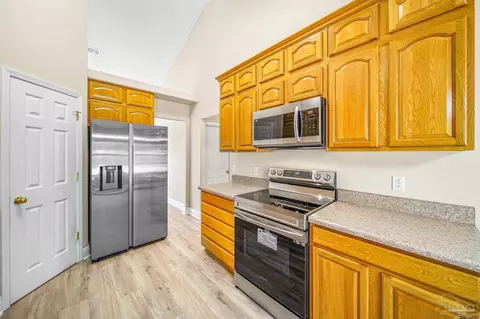 Kitchen - 6724 Joy St, Milton, FL 32583 photo 4 of 5