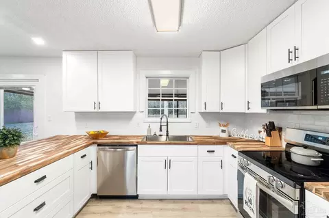 Kitchen - 3060 Apache Dr, Pace, FL 32571 photo 2 of 4
