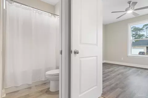 Bath - 2153 Trevor Cir, Milton, FL 32583 photo 4 of 6