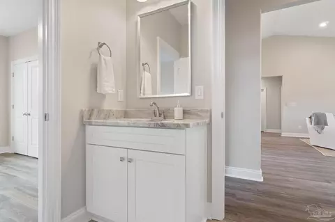 Bath - 2153 Trevor Cir, Milton, FL 32583 photo 3 of 6