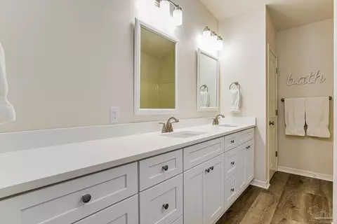 Bath - 4664 Kolb Rd, Milton, FL 32570 photo 2 of 3