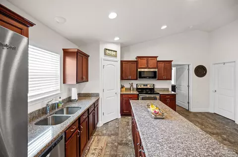 Kitchen - 5534 Mill Race Cir, Pace, FL 32571 photo 3 of 4