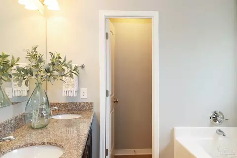 Bath - 5949 Fairlands Rd, Milton, FL 32583 photo 2 of 7