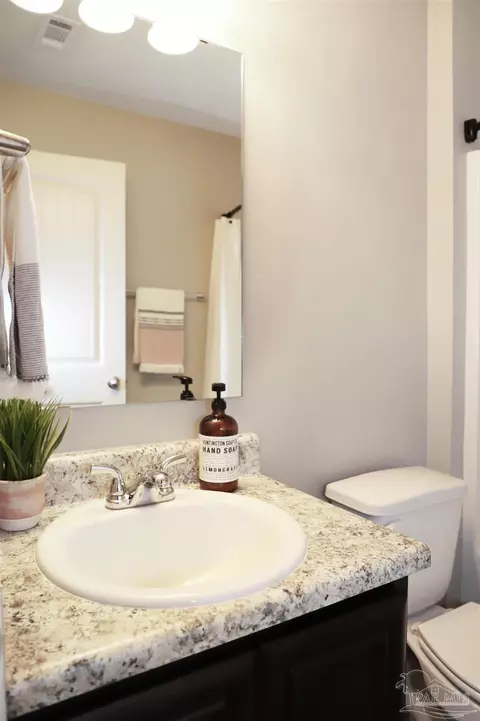 Bath - 5949 Fairlands Rd, Milton, FL 32583 photo 6 of 7