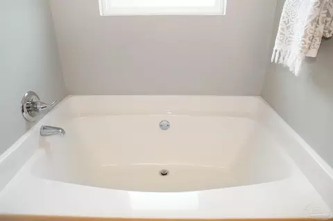 Bath - 5949 Fairlands Rd, Milton, FL 32583 photo 4 of 7