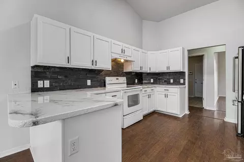 Kitchen - 4688 Thousand Oaks Blvd, Pace, FL 32571 photo 4 of 5