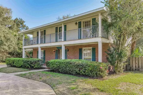 211 Pinetree Dr, Gulf Breeze, FL 32561