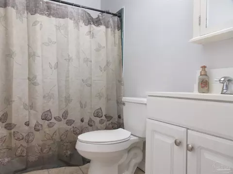 Bath - 5040 Braxton Ln, Pace, FL 32571 photo 3 of 4