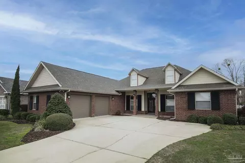 5674 Highland Lake Dr, Milton, FL 32583